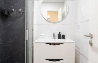 Spacious & Stylish Flat with Garage by HostWise - Foto 31