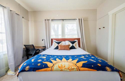 Work Desk- FirePit-Pool-Steps to UofA - Foto 7