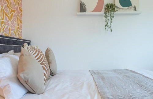 #30 Cozy & Stylish Studio Retreat - Near Odds Farm Park - Sleeps 2 - Perfect for business travelers and Couples - Free parking - Foto 18