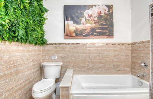 Bushwick Gem with Spacious King Bed, 2 Baths with Modern Kitchen & Steps to train - Foto 13