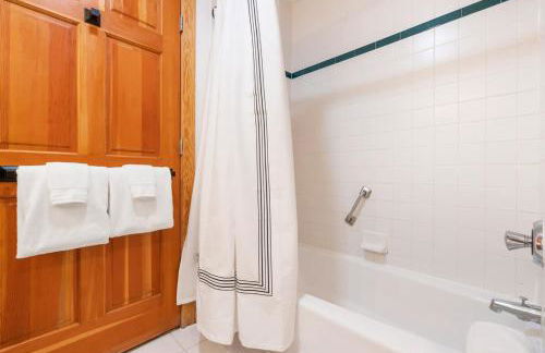 Basecamp Stays: Upscale Getaway Shuttle Hot Tubs - Foto 32