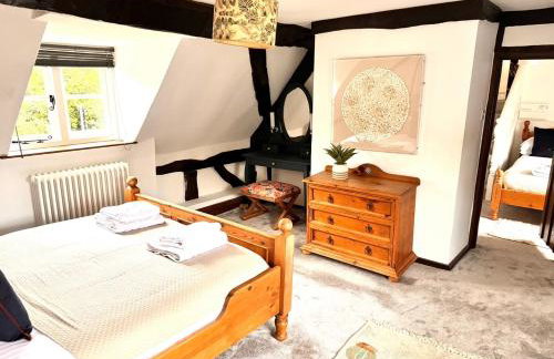 Stylish Tudor Cottage & Hot Tub - Photo 36