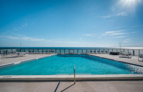 New Listing! Dog-friendly direct oceanfront with private balcony and heated rooftop pool - Foto 47
