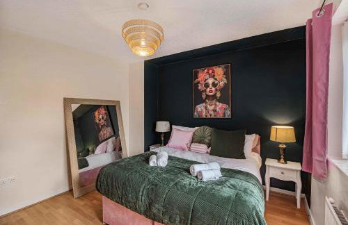 3 Bed Rest Home Middleton M24 Sleeps 8 - Foto 2