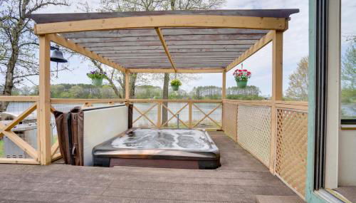 Love Lake Retreat with Hot Tub in New Richmond! - Foto 2