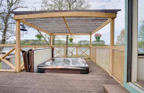 Love Lake Retreat with Hot Tub in New Richmond! - Foto 2