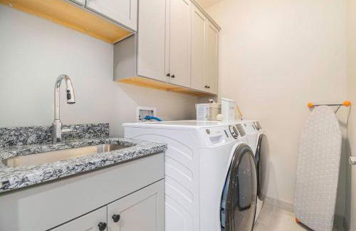 Luxurious Midtown Retreat with Elevator Access - Foto 24