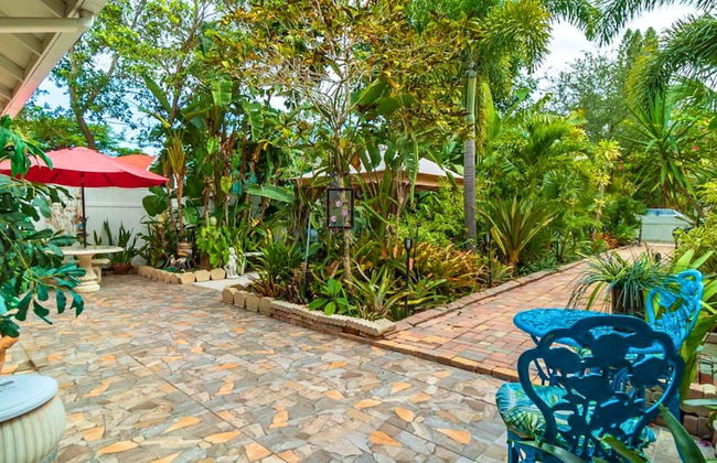 The Secret Garden - The Cottage Near Beach, Shops, Restaurants, Pet Friendly, Close to Lucerne Ave! - Foto 34
