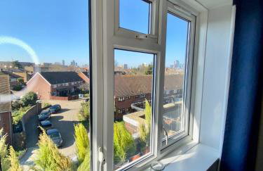 Bright, Spacious, modern Interior Decor 2 bedrooms Apartment with amazing views - Photo 18