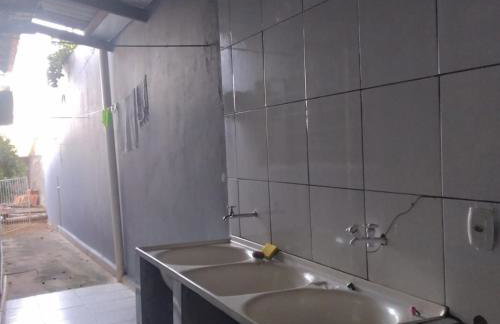 Casa grande, ar em todos os quartos, cabe 3 carros - Foto 13