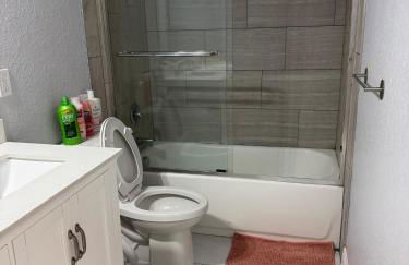 Newer Construction Home in Port Richey 3BR 2BA Bright with High Ceilings, Screened Lanai & Lake View, Fully Furnished, Conveniently Located on a Corner Lot with No Front Neighbors, Short Walk to US-19, Shops & Restaurants - Foto 20