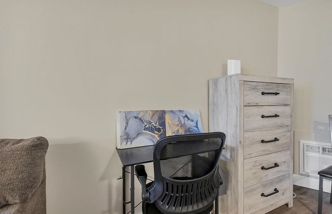 Modern Studio Apartment With Queen Bed - Photo 9