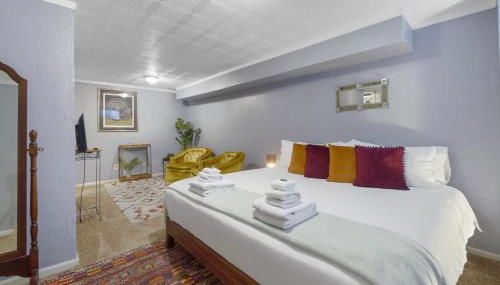 Vibrant and spacious 3 level home by park - Photo 5