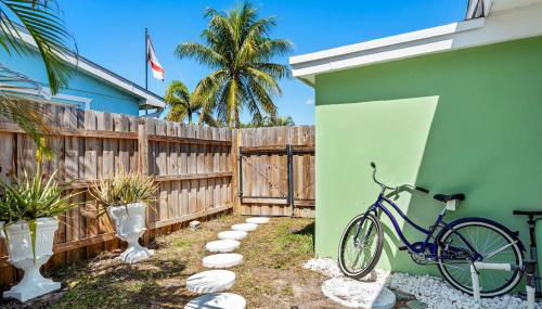 Walk to Beach Indoor-Outdoor Living w Pool - Photo 4