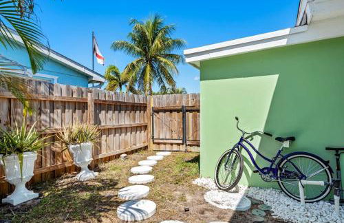 Walk to Beach Indoor-Outdoor Living w Pool - Photo 4