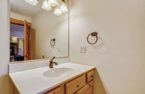 Lakefront home with fire pit and dock Near Wisp Resort - Foto 34