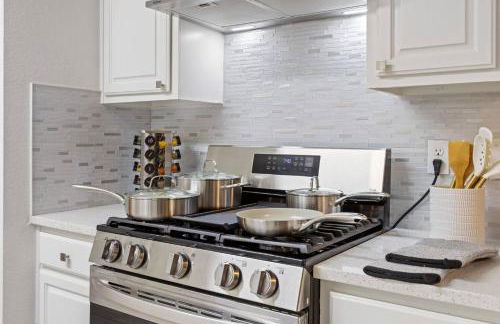 New Luxury Getaway - Two King Beds, Heated Pool, Outdoor Grill & 1Gbps Wifi - Photo 26