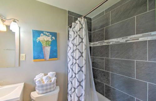 Lakefront Apartment with Patio on Lake St Clair - Foto 17