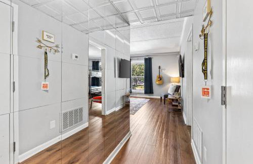 Famous MUSIC ROW 1 Bedroom Condo with FREE Parking and Pool - Foto 32