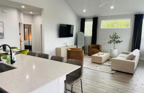 Luxurious Hidden Gem - Downtown Access - Balcony - Foto 1