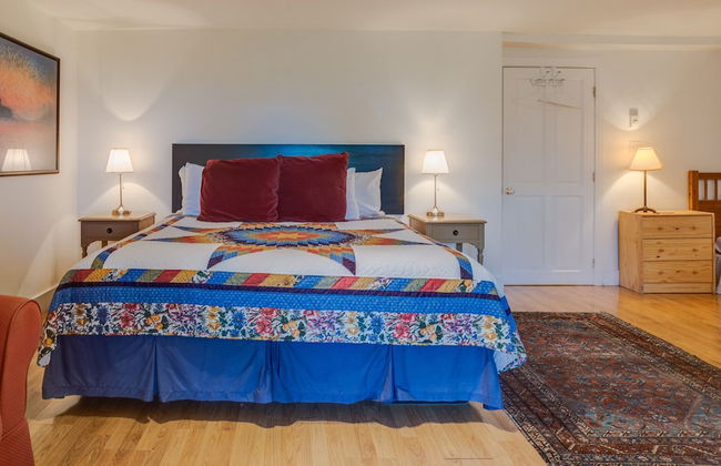 Lovely LacBrome 3 Bdrm Lakefront Cottage - Photo 6