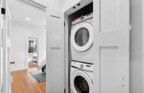 2025 New Build Victorian Gem on UT, 4BR, 2BA Downtown with Free Parking - Foto 19