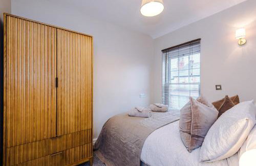 Cosy 3-Bed, Sleeps 5, Free Parking, Long and Short Stays - Photo 34