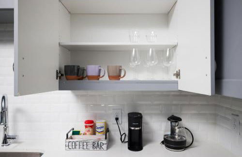 Modern 2BR Retreat- Prkng,Near Rvrwlk & Conv Ctr - Foto 79