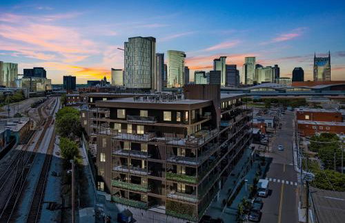 Skyline Nights in Downtown Nashville Walk to Broadway with Pool and Gym - Foto 42