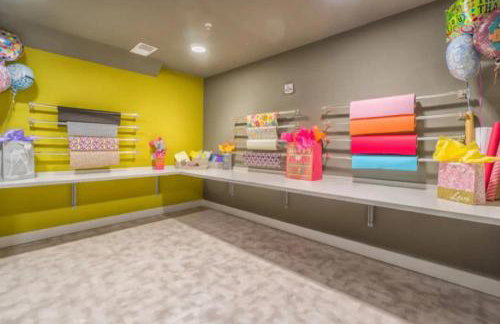 Elegant 2BR w Resort Pool and Lounge Areas 3 - Photo 34