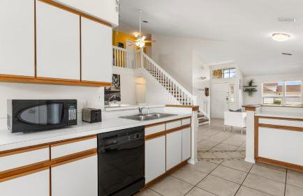 Upstay 3BR Family-Friendly Stylish Retreat w Patio - Foto 13