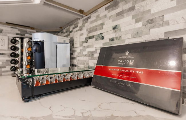 Modern Spacious Home With Pool Jacuzzi - Photo 14