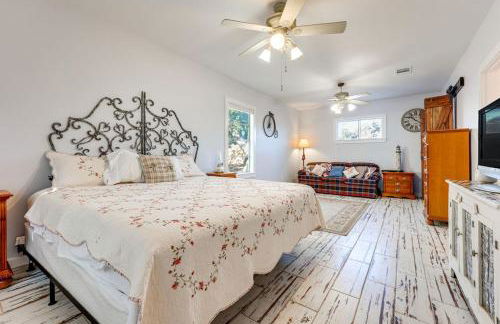 Walk to Downtown Shops and BBQ Home with Fenced Yard - Foto 28