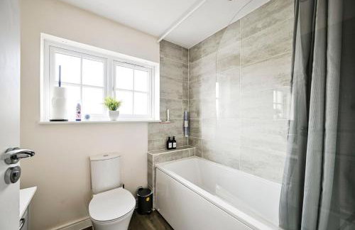 LUX Contractor & Family Haven - Parks x2, Sleeps 9 - Foto 48