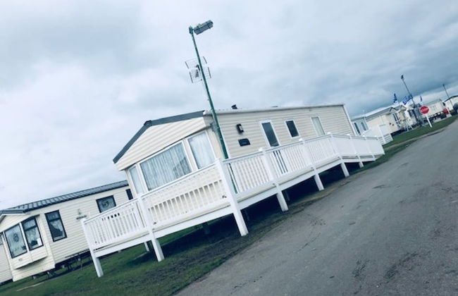 Beautiful Cosy 2-bed Caravan in Clacton-on-sea - Photo 1