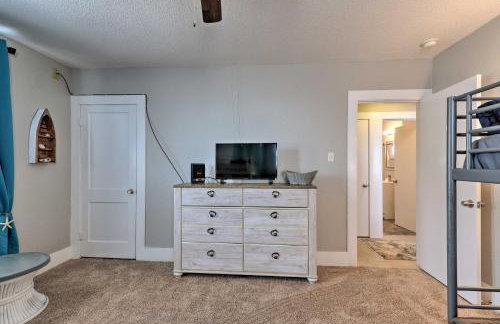 Walk to Beach Breezy Galveston Apt with Deck! - Foto 21