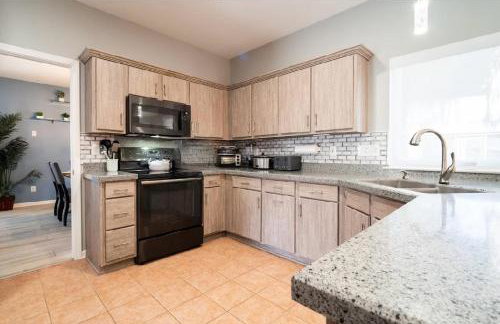 Tropical Oasis with Tiki Bar, Firepit, Seasonal Pool - Foto 30