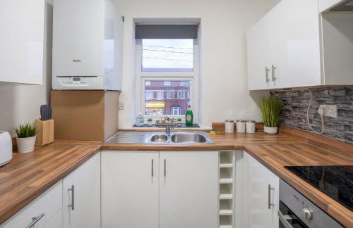 Modern Apartment -Free Parking - by Holiday Homes - Foto 7