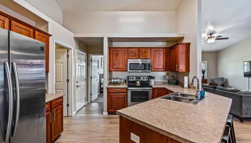 Fully Stocked Home with Hot Tub and Private Yard - Foto 5, stove, dishwasher, pet friendly, toaster, minibar