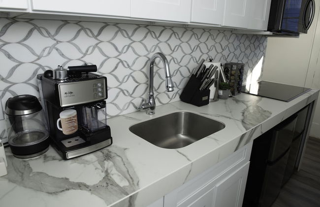 Best Location! 4 BR! Next to French QT by YouRent - Foto 7