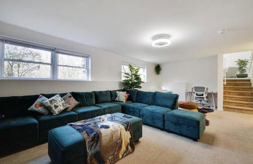 Stunning Poconos Villa- Hot Tub, Pool, Game Room, BBQ & more - Foto 38