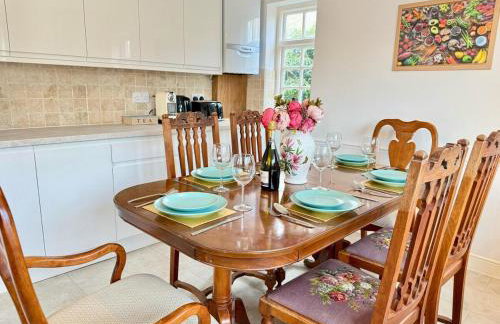 Swan Cottage 2-Bedroom-Netflix-Parking-Nature-Canal - Photo 7