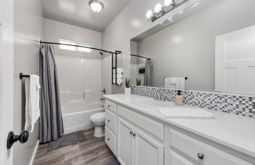 Spacious Home with Private Pool - Photo 34