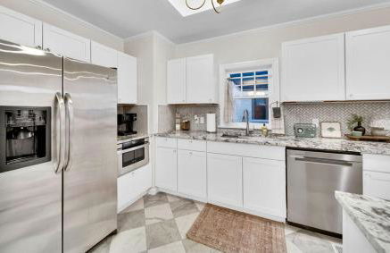 Romantic escape, hot tub, fireplace, massage room! - Foto 8