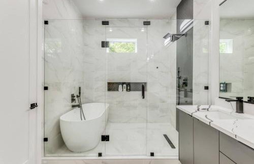 Luxury Newly Built 4 BR 4 Bath Home w/ Rooftop and Grill! - Foto 28