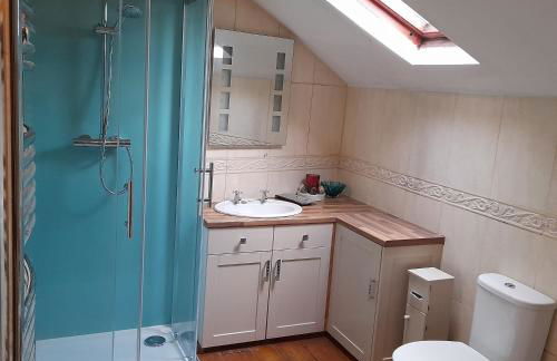 Family-Friendly Devon Farmhouse, sleeps 11, with Indoor Heated Pool, Dartmoor Views & Tarka Trail Access - Photo 13