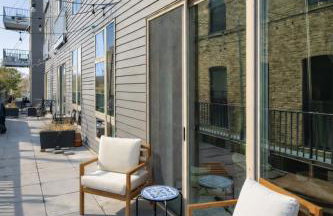 Walker's Point Apt with Gym and Balcony - Foto 11