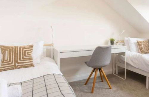 Stylish Caversham Town-House Free Parking & Garden - Photo 27