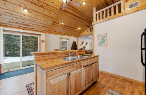 Cozy 3BR Cabin With Hot Tub on Nippersink Creek - Photo 23