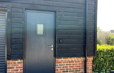 Charming King Bed Ensuite Studio in Peaceful West Challow - Photo 15